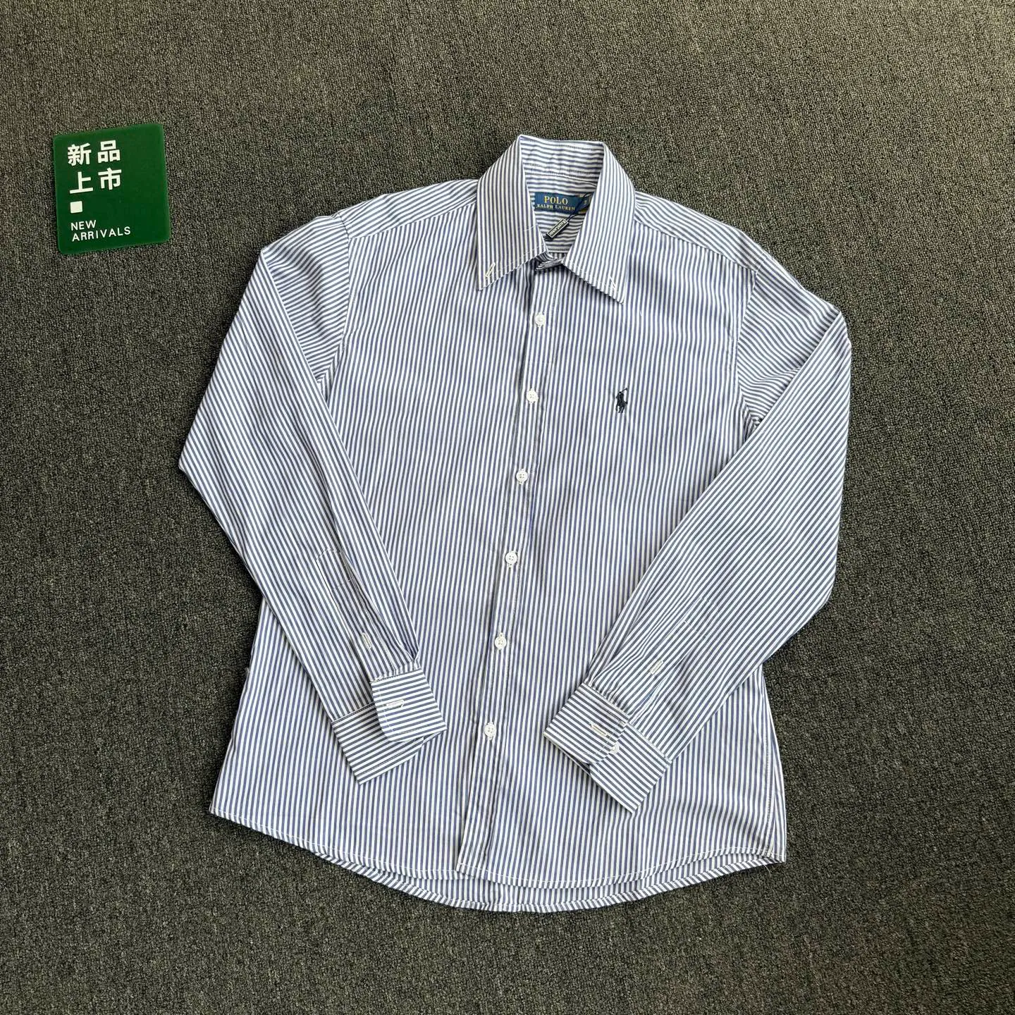 P180 Style No. G66 Ralph Lauren/Ralph Lauren Striped Casual Shirt 1️⃣Made of high-quality classic striped fabric, the upper body is soft and comfortable, extremely delicate, has a solid, smooth and soft feel. The fabric does not wrinkle, and the feel is invincible. The details are handled perfectly! 2️⃣Adopting the washing process, the workmanship details are perfectly controlled. They are all hemmed with vest technology, and the insides of the sleeves are also used. Different from the four-needle and five-thread workmanship, the collars are also all designed with interlining, showing high-end fashion and individuality, and the style is fashionable, simple and elegant! 3️⃣It is very youthful and energetic, and can be easily worn by both men and women. It is very in line with the fashion aesthetic concepts of today's young people! Color: Striped Blue Size: S M L XL